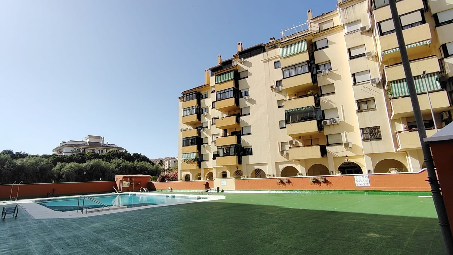 Apartamento de 3 dormitorios totalmente reformado en Los Boliches con parking y terraza