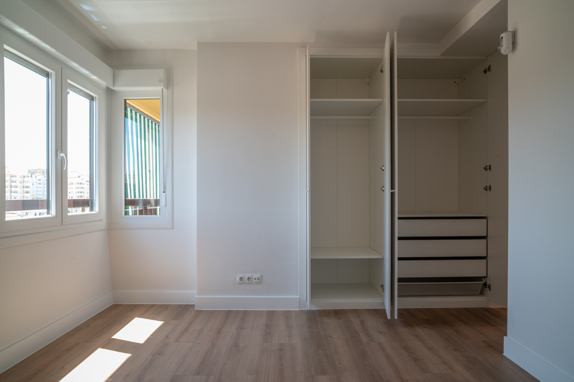 Apartamento de 3 dormitorios totalmente reformado en Los Boliches con parking y terraza