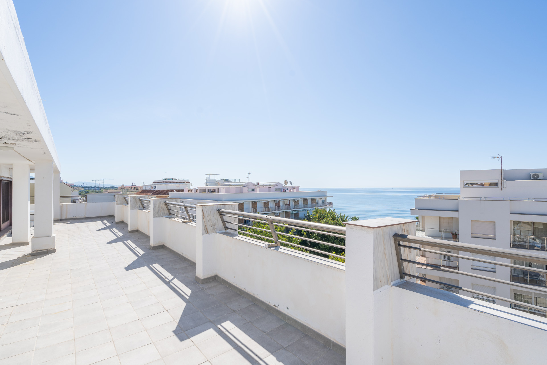 Estepona, ático, primera línea, playa, vistas al mar, 4 dormitorios, lujo