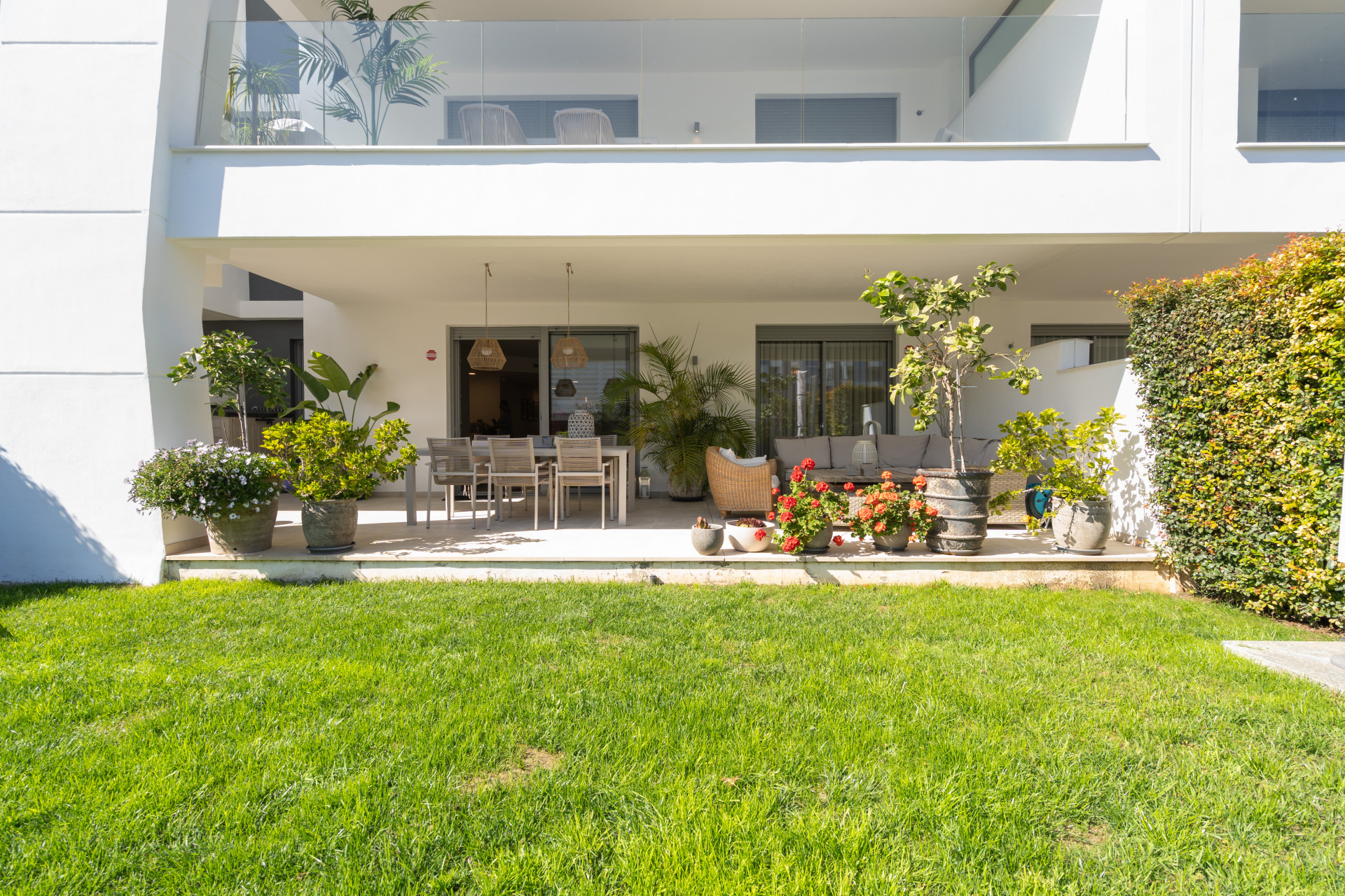 Bright 3-bedroom ground floor apartment with private garden in Vanian Gardens – New Golden Mile