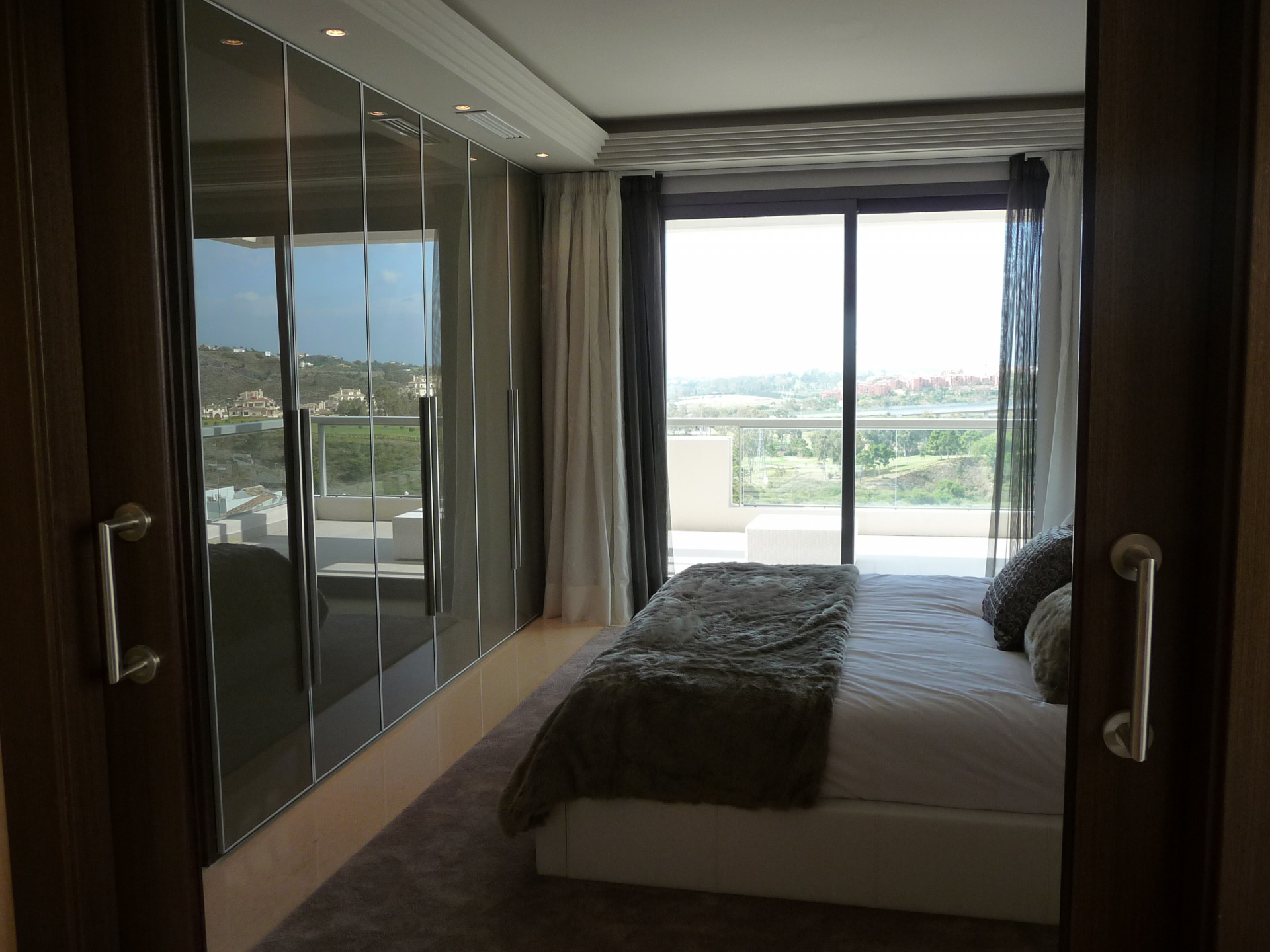 			Fantástico apartamento de 2 dormitorios con vistas panorámicas al mar
	