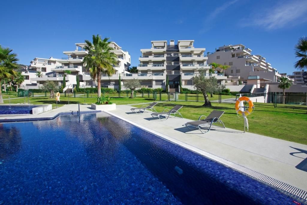 			Fantastico apartamento de 2 dormitorios con vistas al mar y al golf en urbanización de lujo en zona de Los Arqueros
	