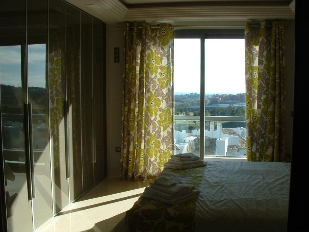 			Fantastico apartamento de 2 dormitorios con vistas al mar y al golf en urbanización de lujo en zona de Los Arqueros
	