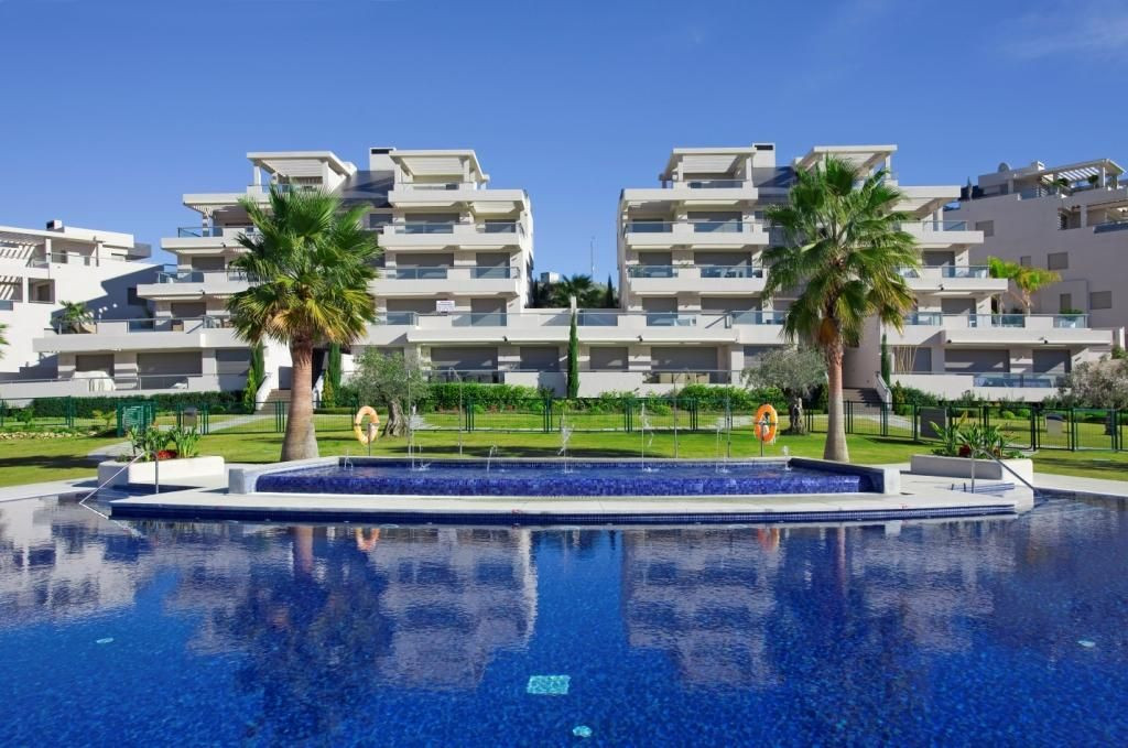 			Apartamento de 2 dormitorios con gran terraza y vistas abiertas al mar y al golf
	