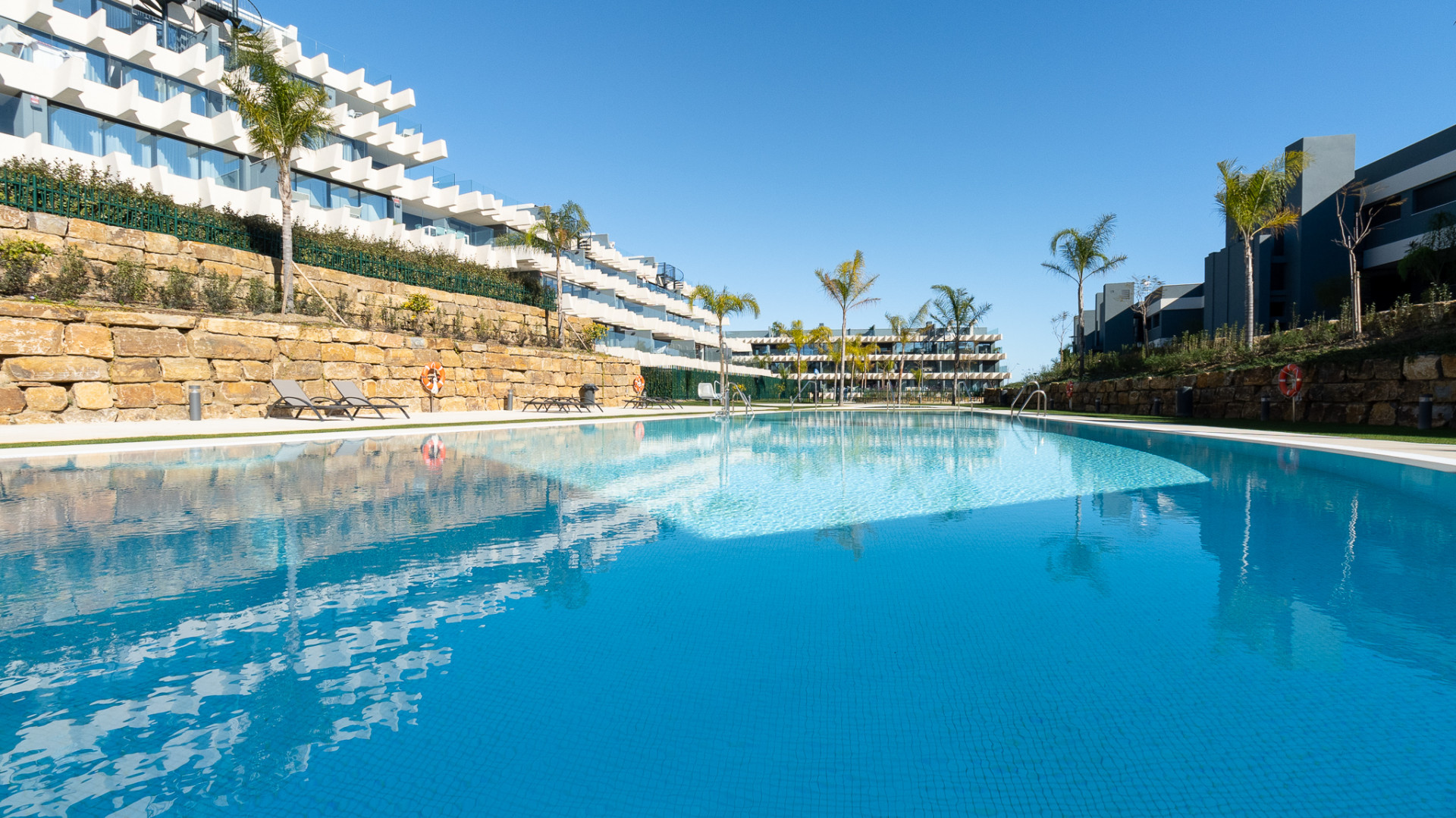 Ground floor apartment for sale in Estepona with onsite facilities