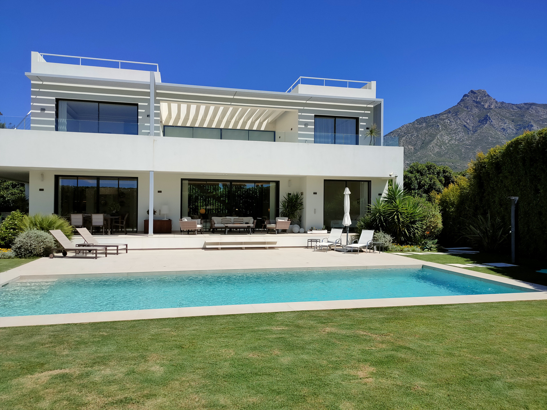 Super modern, super safe luxury villa in the privileged location of the Marbe...