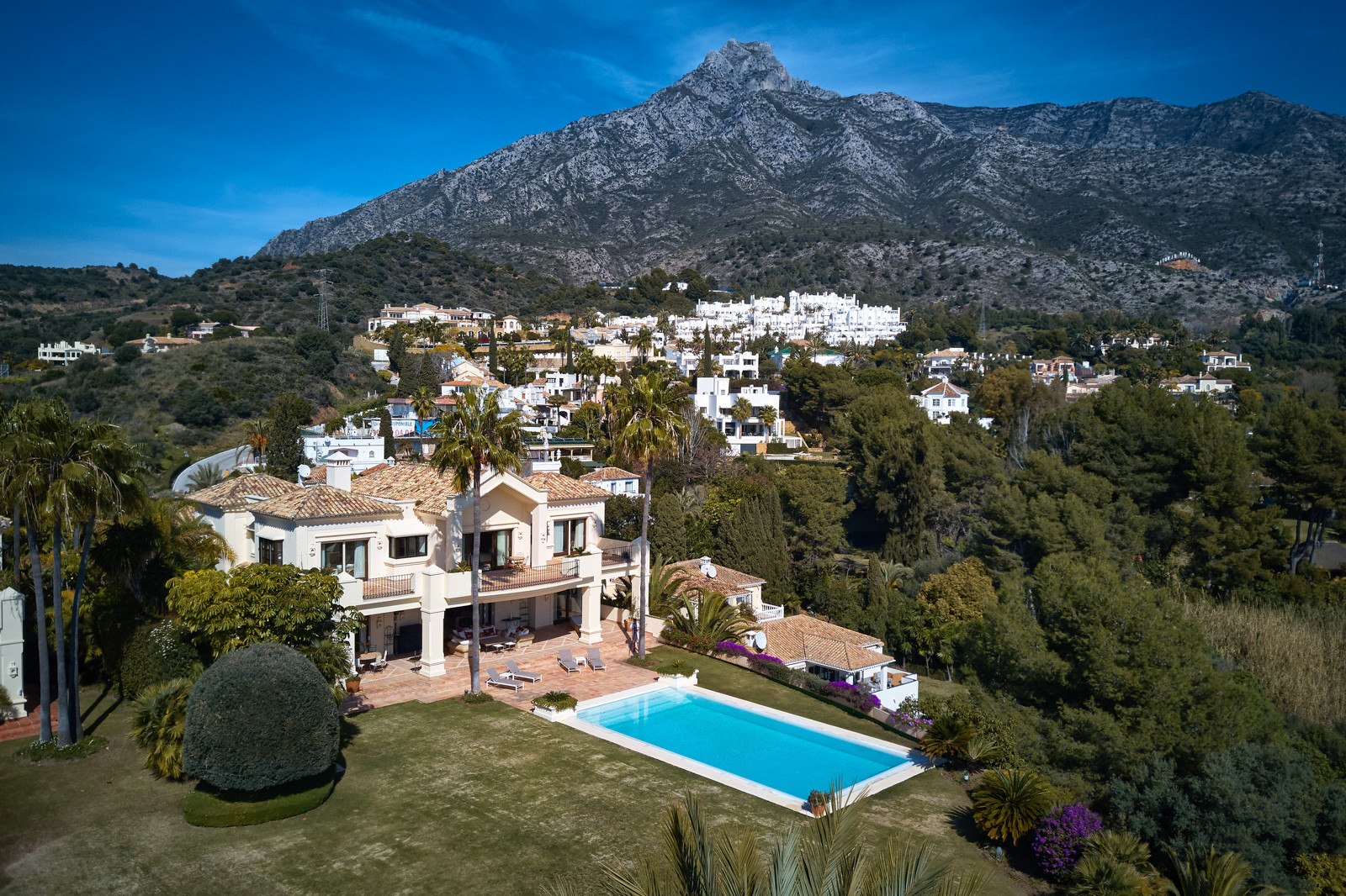 A top quality villa set in Marbella Hill Club.
