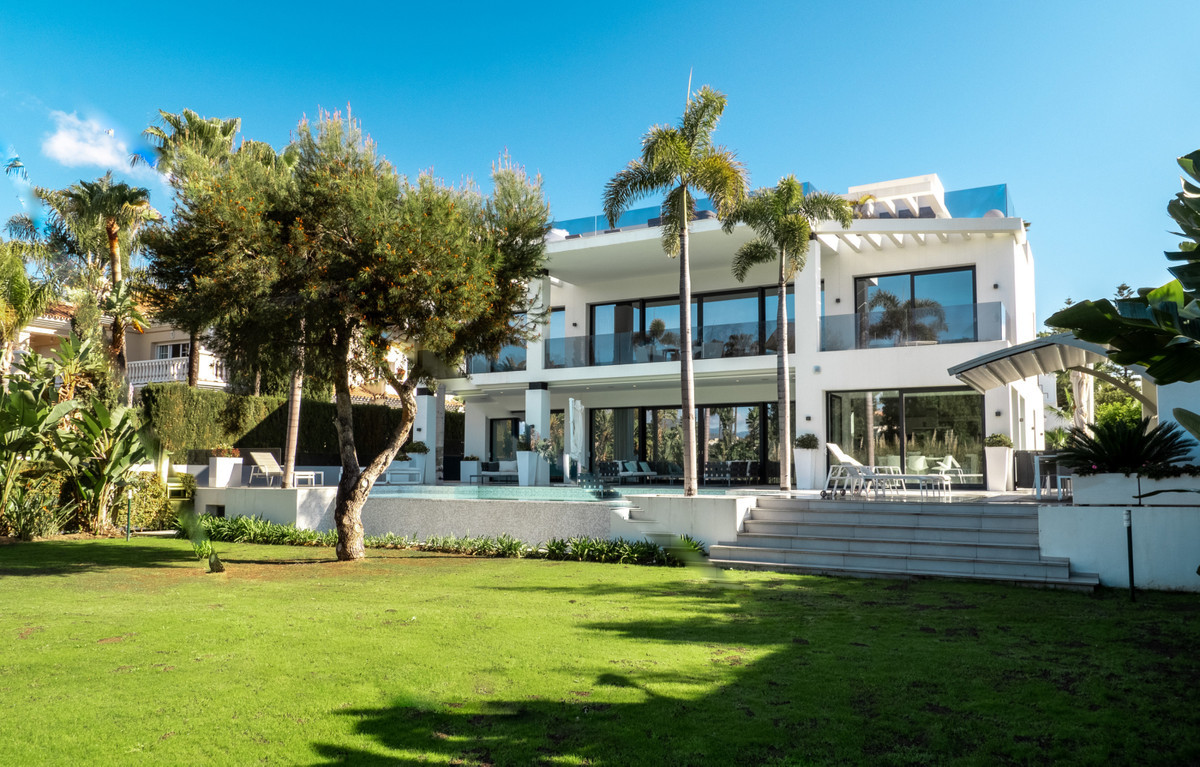 Contemporary villa in the golf valley of Nueva Andalucia.