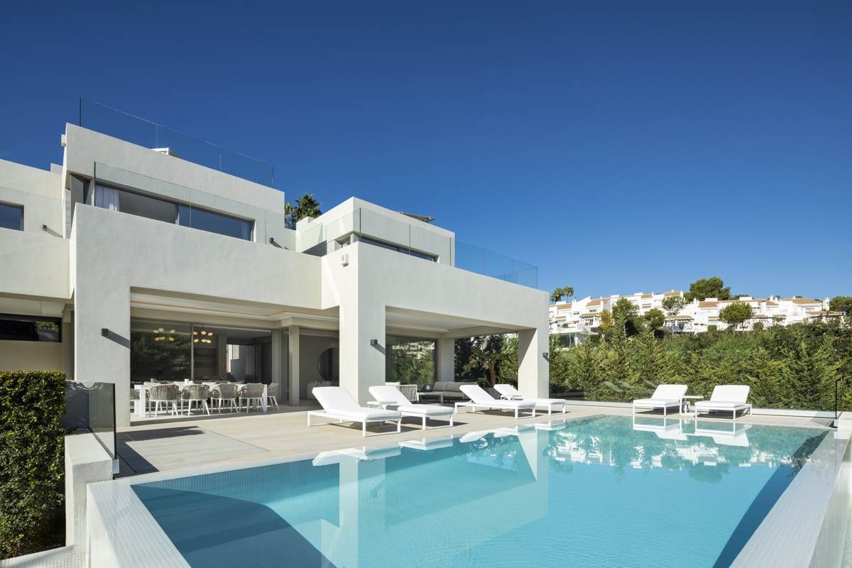 Modern style villa ideally situated in Nueva Andalucia.