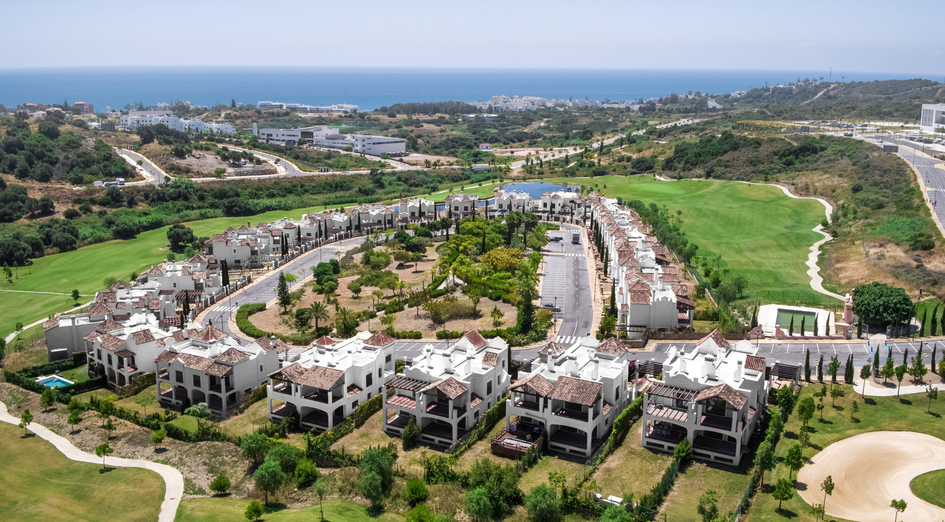 Semi-detached and detached golf villas in Estepona