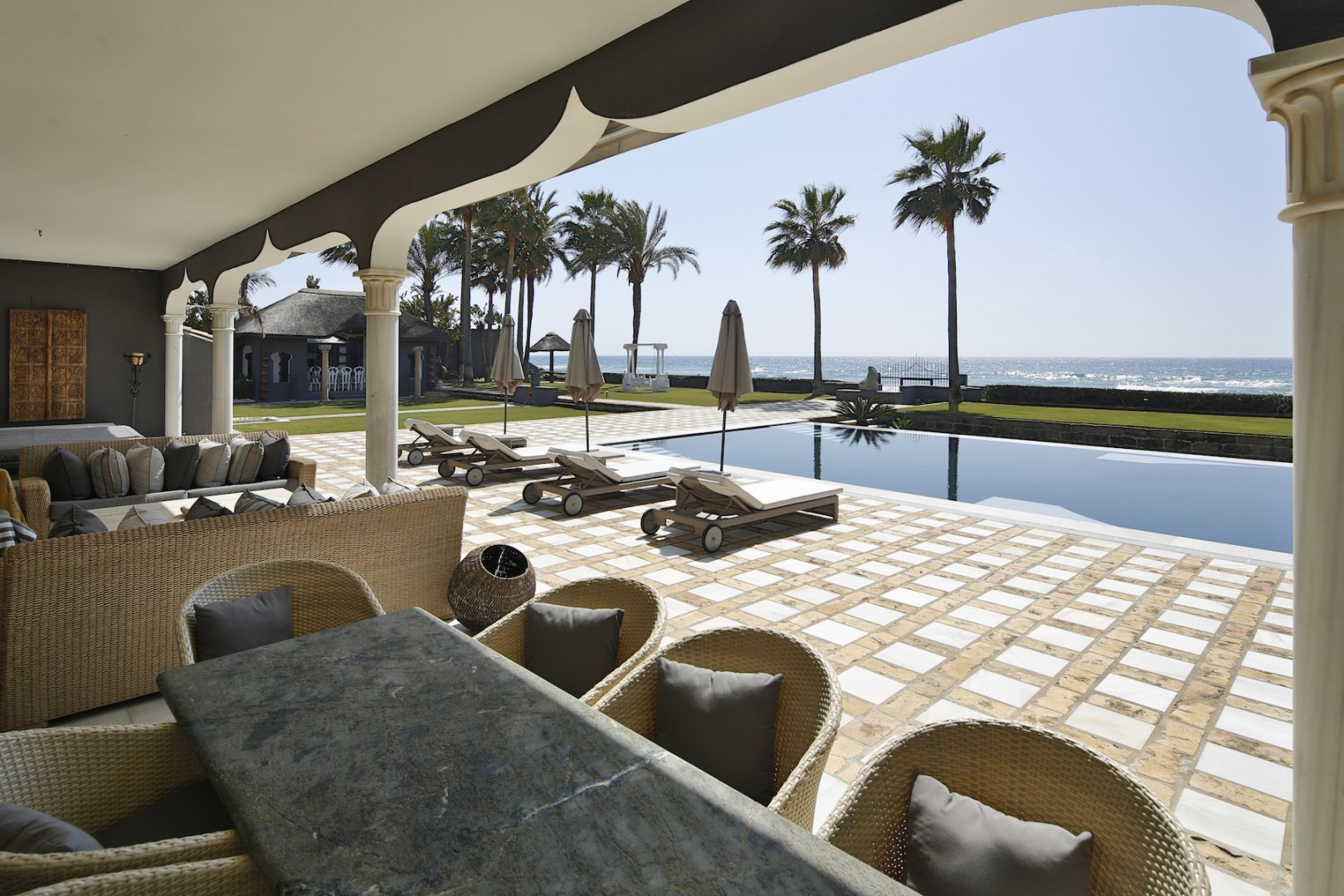 Villa  en venta en  Los Monteros Playa, Marbella Este