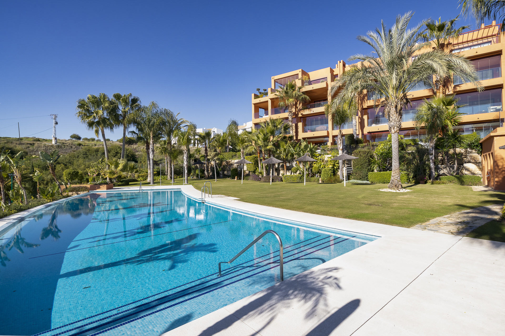 Atico en venta en Los Flamingos Golf, Benahavis