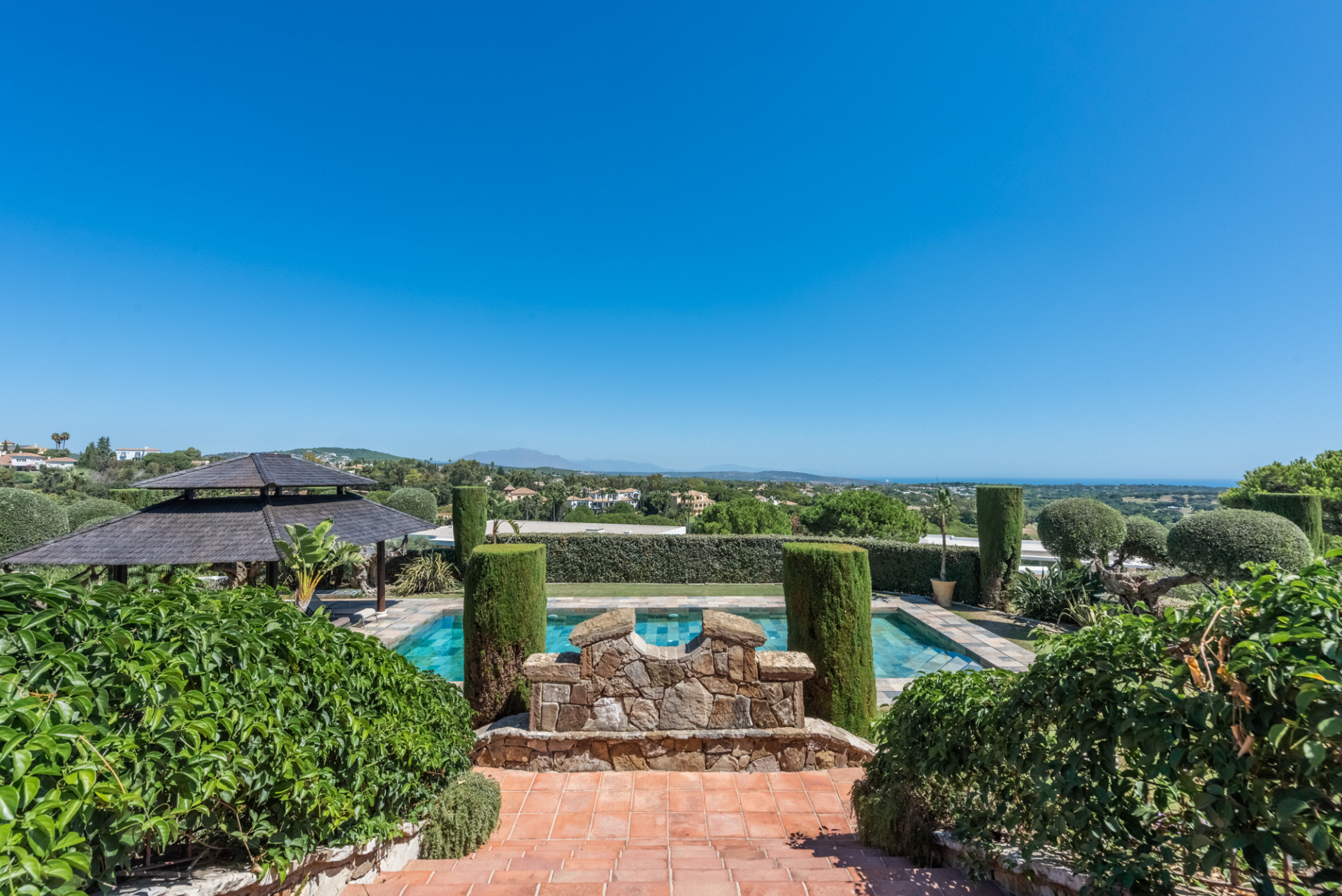 Magnífica villa construída sobre terreno elevado con unas estupendas vistas panorámicas sobre campos de golf, montañas y el mar.
