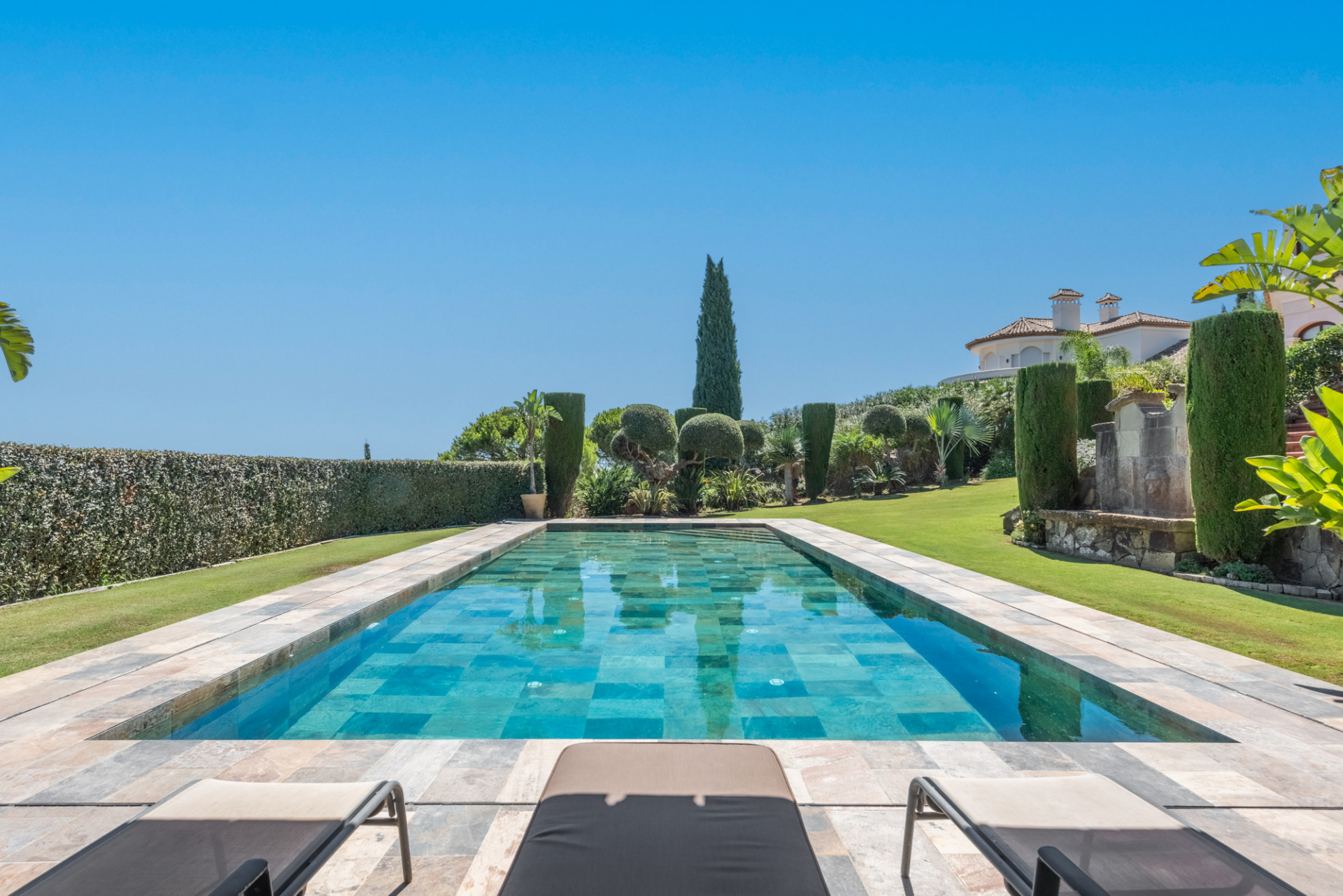 Magnífica villa construída sobre terreno elevado con unas estupendas vistas panorámicas sobre campos de golf, montañas y el mar.