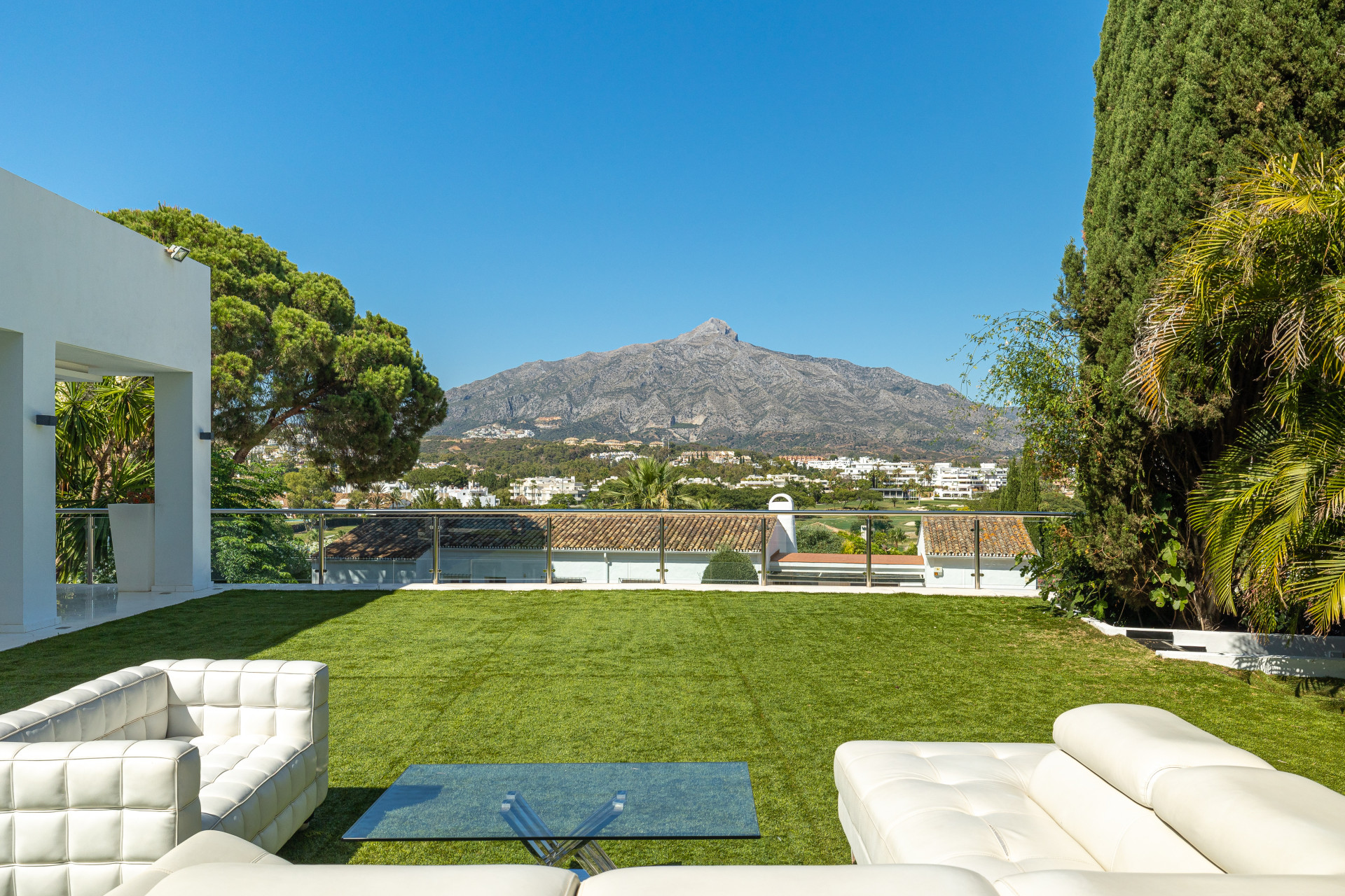 Villa zum Verkauf en Las Brisas, Nueva Andalucia