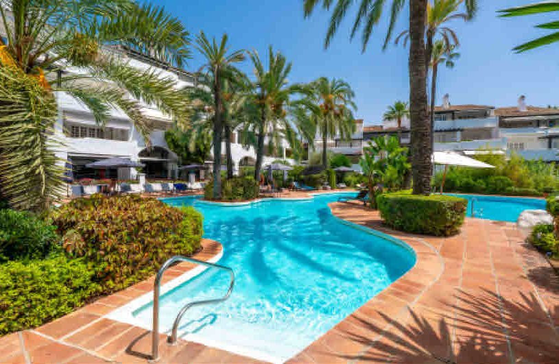 Апартамент на нижнем этаже в продаже в  Puente Romano II, Золотая Миля