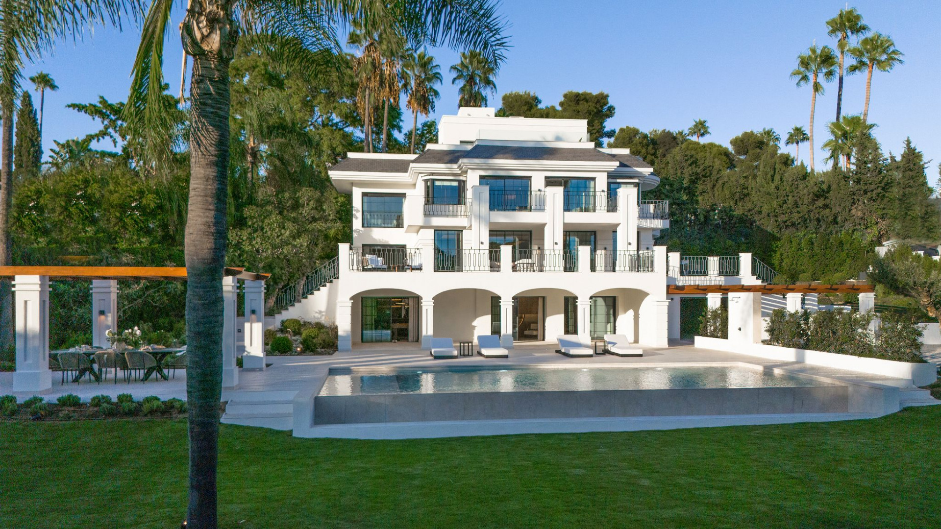 Villa for sale in  Las Brisas del Golf, Nueva Andalucia