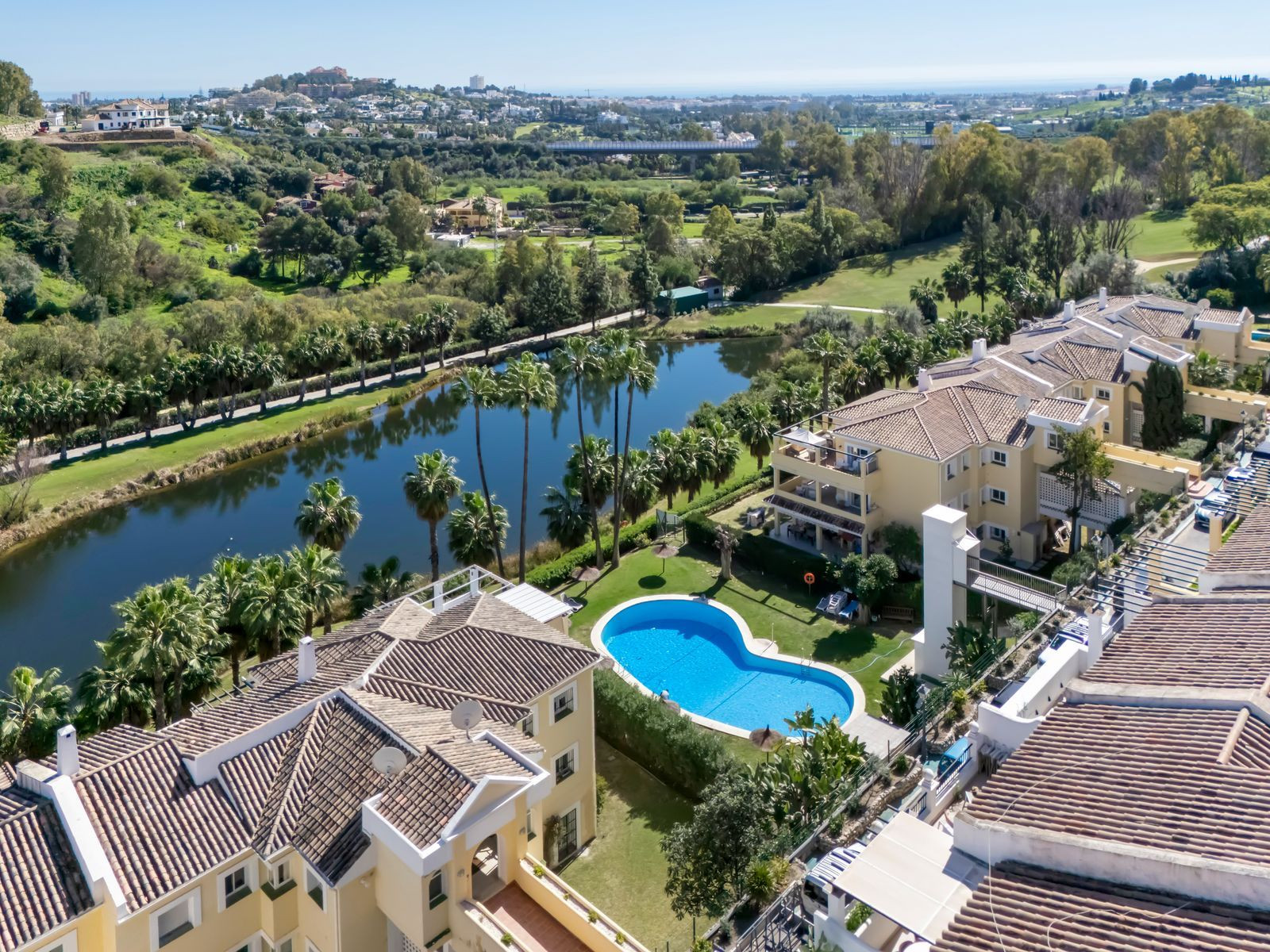 Penthouse for sale in  La Quinta Golf, Benahavis