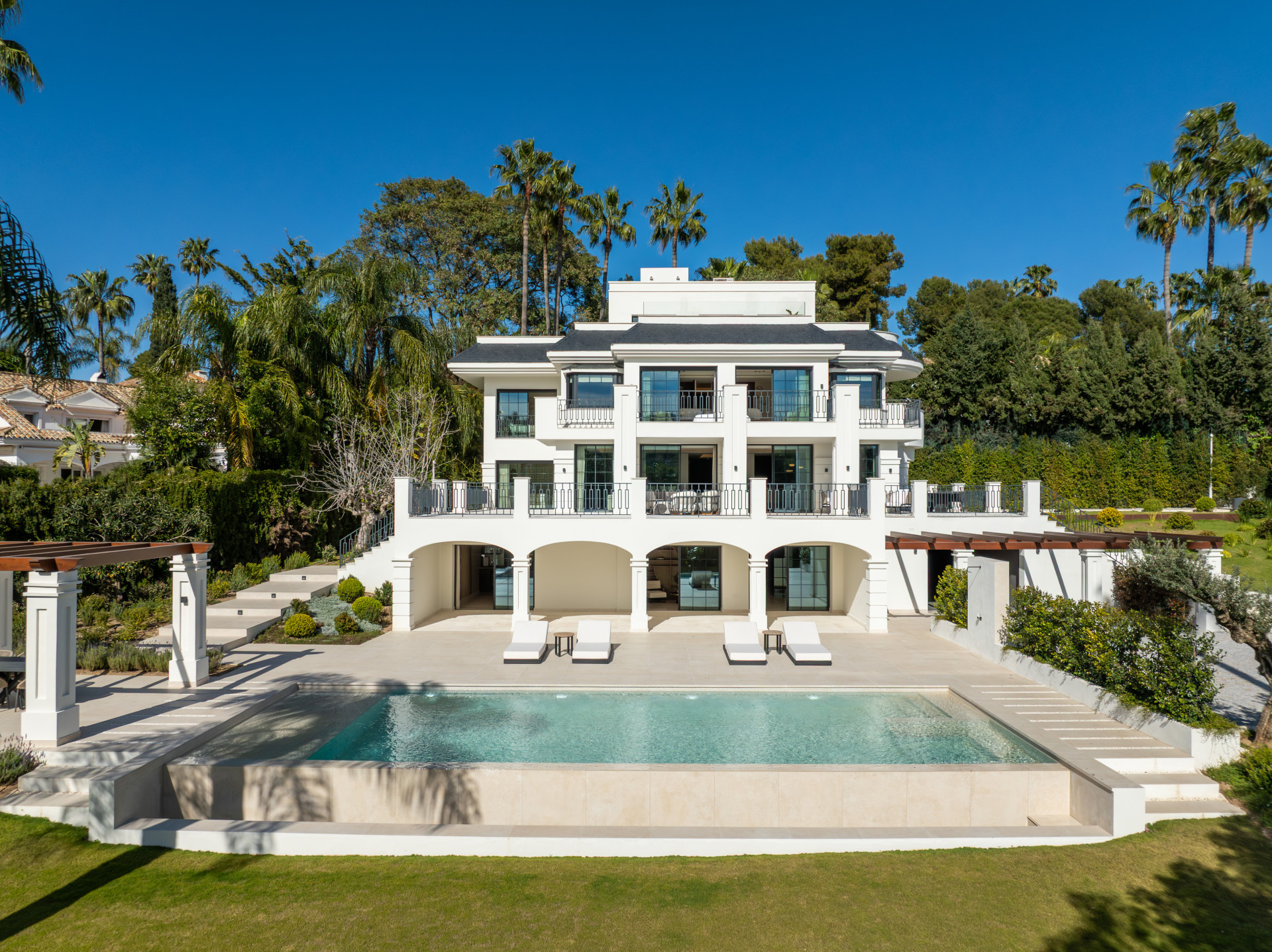 Villa zum Verkauf en Nueva Andalucia