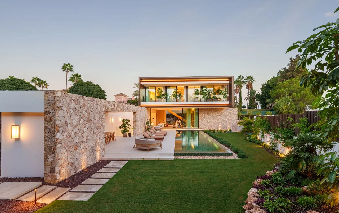 Villa for sale in  Las Lomas del Marbella Club, Marbella Golden Mile