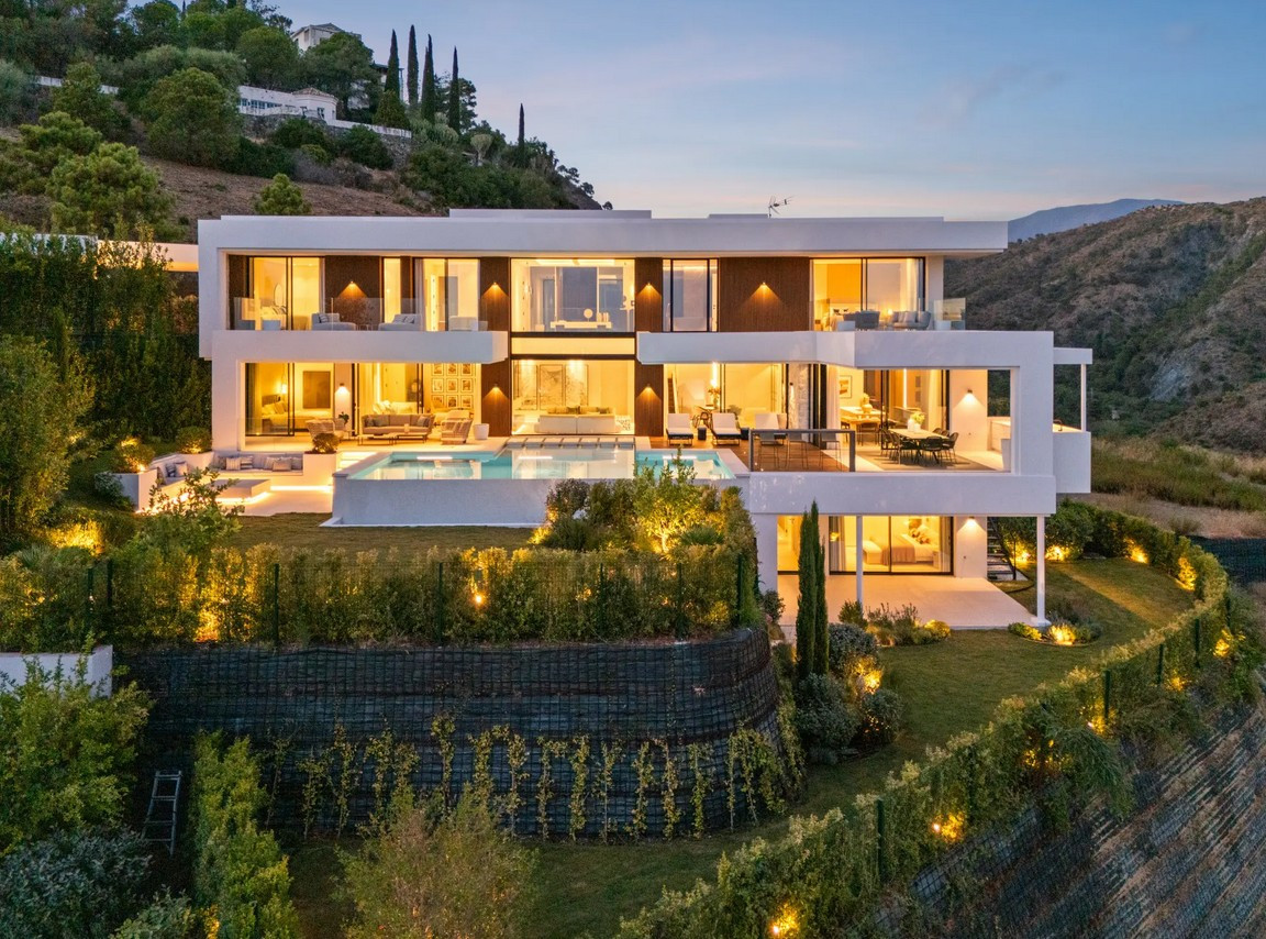 Villa for sale in  Lomas de La Quinta, Benahavis