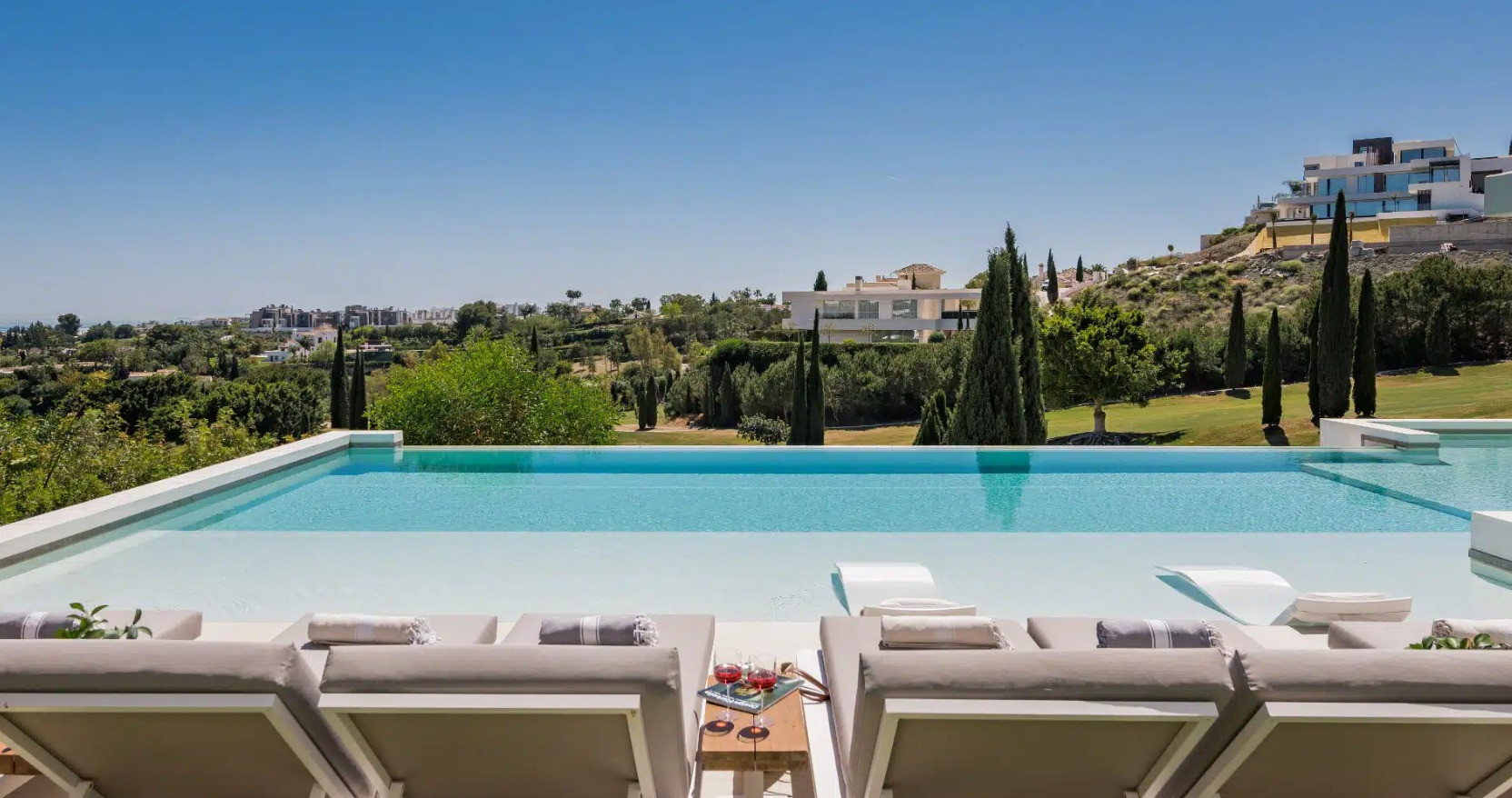 Вилла в продаже в  Los Flamingos, Бенахавис