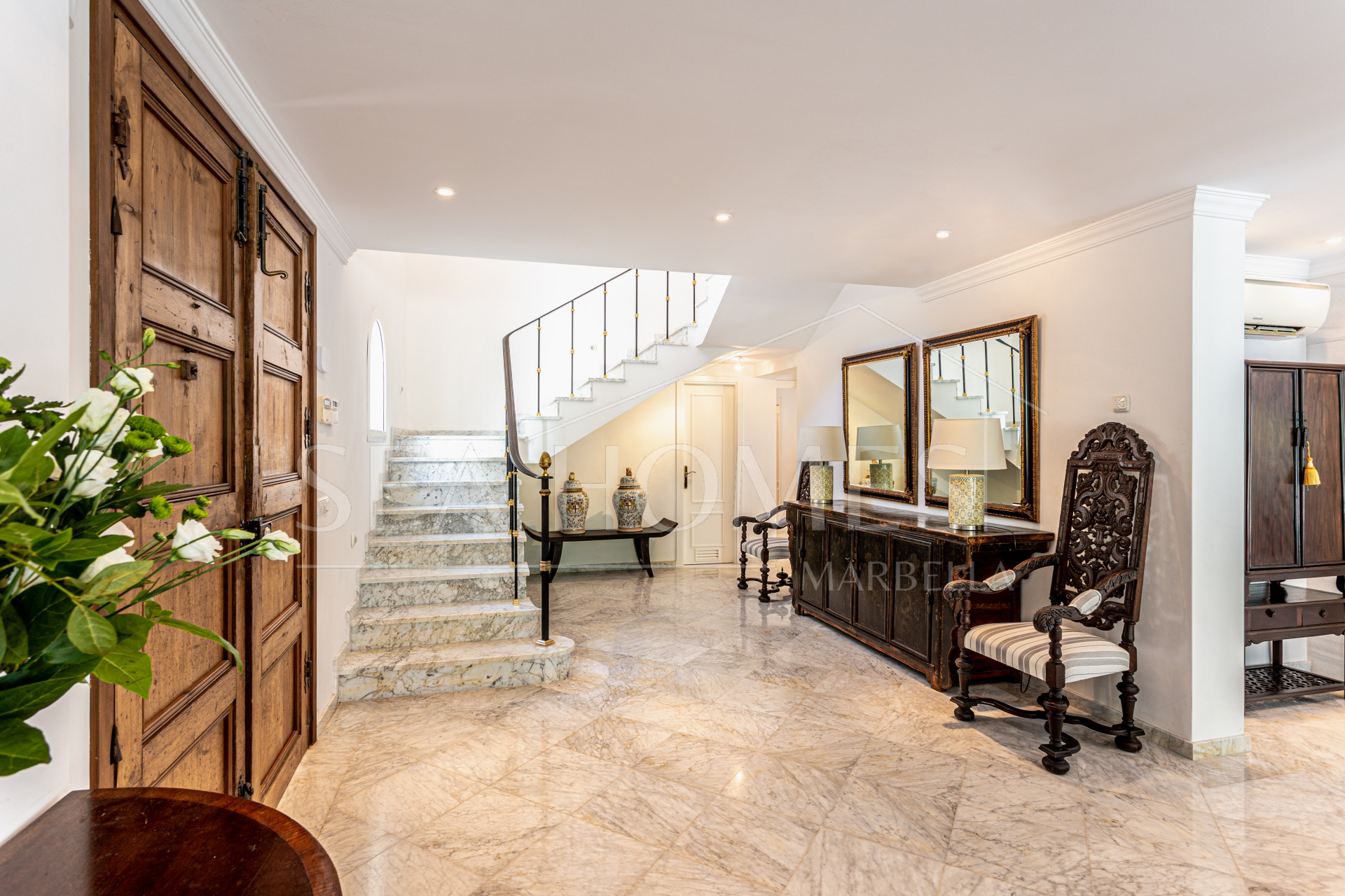 Luxury 5-bedroom villa in Los Monteros beach (Marbella) – steps from the sea with private pool