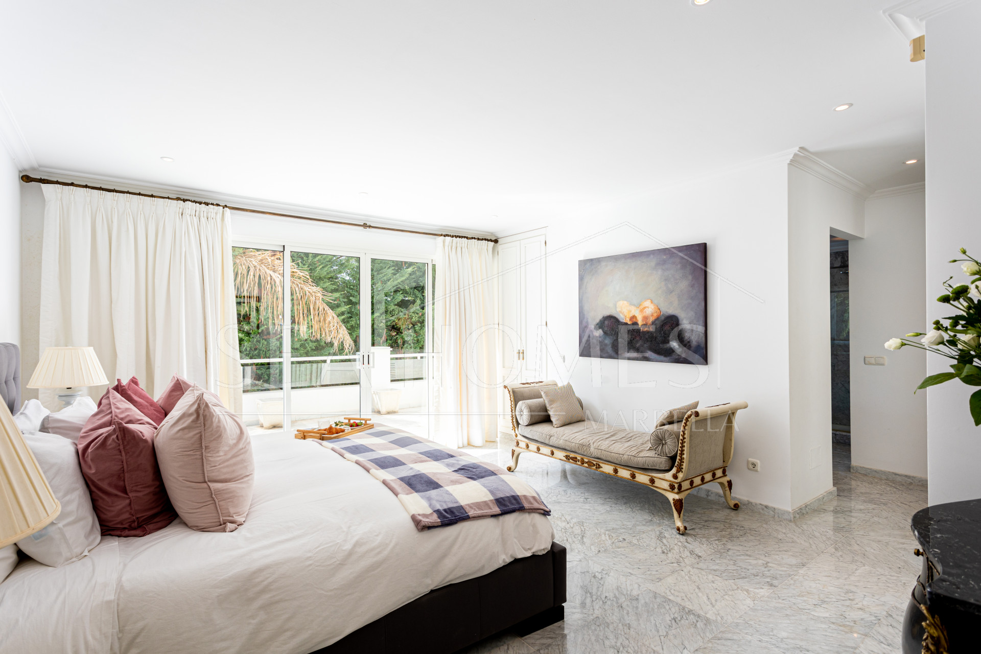 Luxury 5-bedroom villa in Los Monteros beach (Marbella) – steps from the sea with private pool