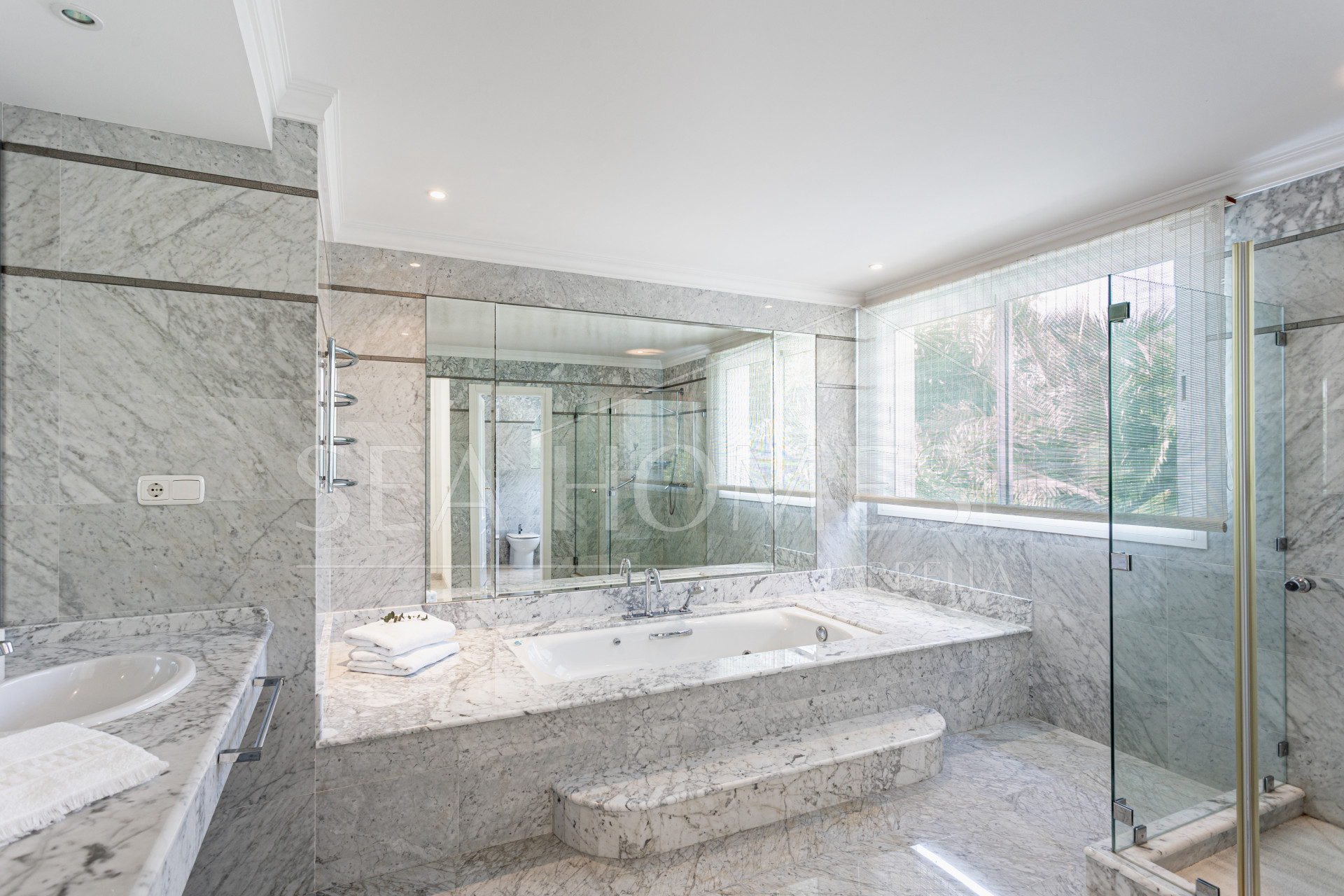 Luxury 5-bedroom villa in Los Monteros beach (Marbella) – steps from the sea with private pool