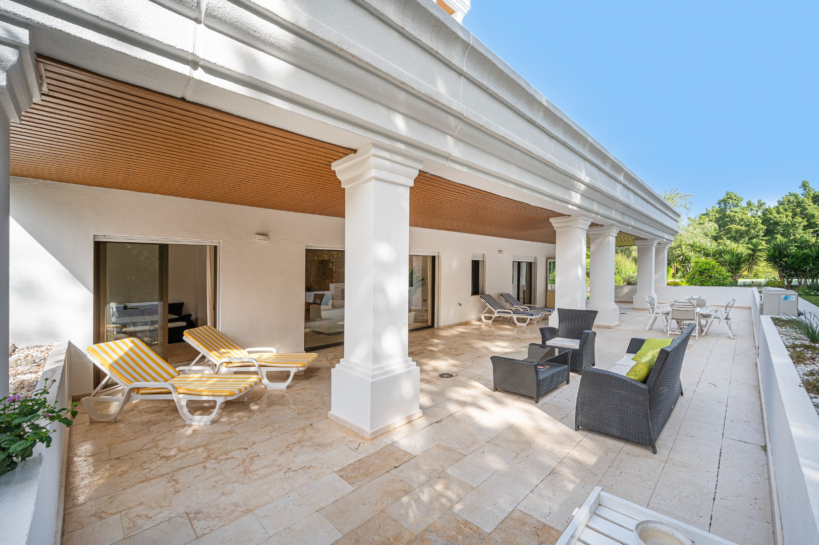 LUXURY APARTMENT BETWEEN THREE TOP GOLF COURSES IN NUEVA ANDALUCÍA, MARBELLA