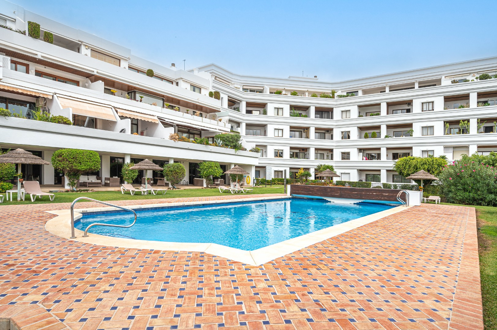 LUXURY APARTMENT BETWEEN THREE TOP GOLF COURSES IN NUEVA ANDALUCÍA, MARBELLA