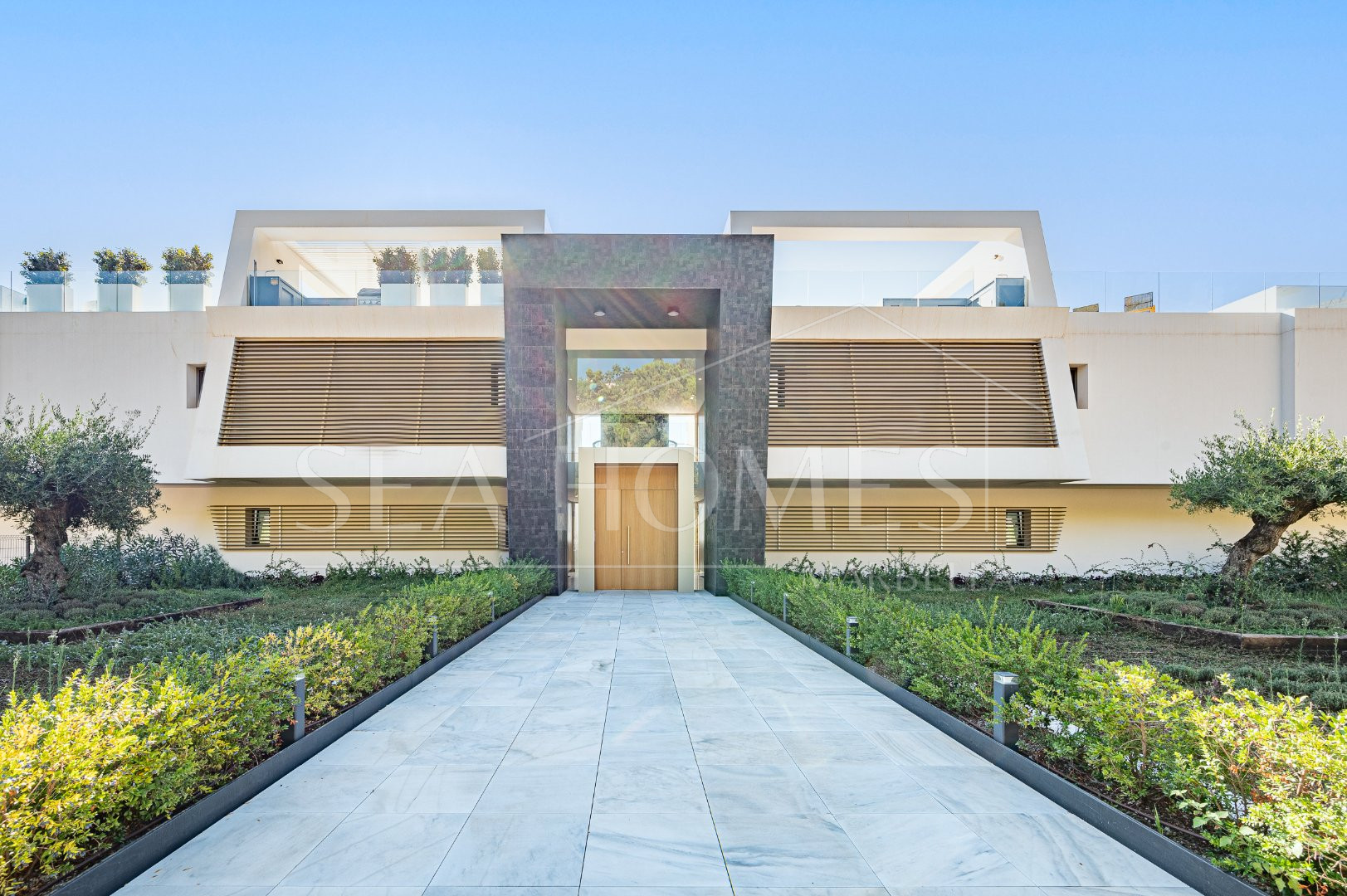 Stunning corner middle floor apartment with panoramic golf & sea views