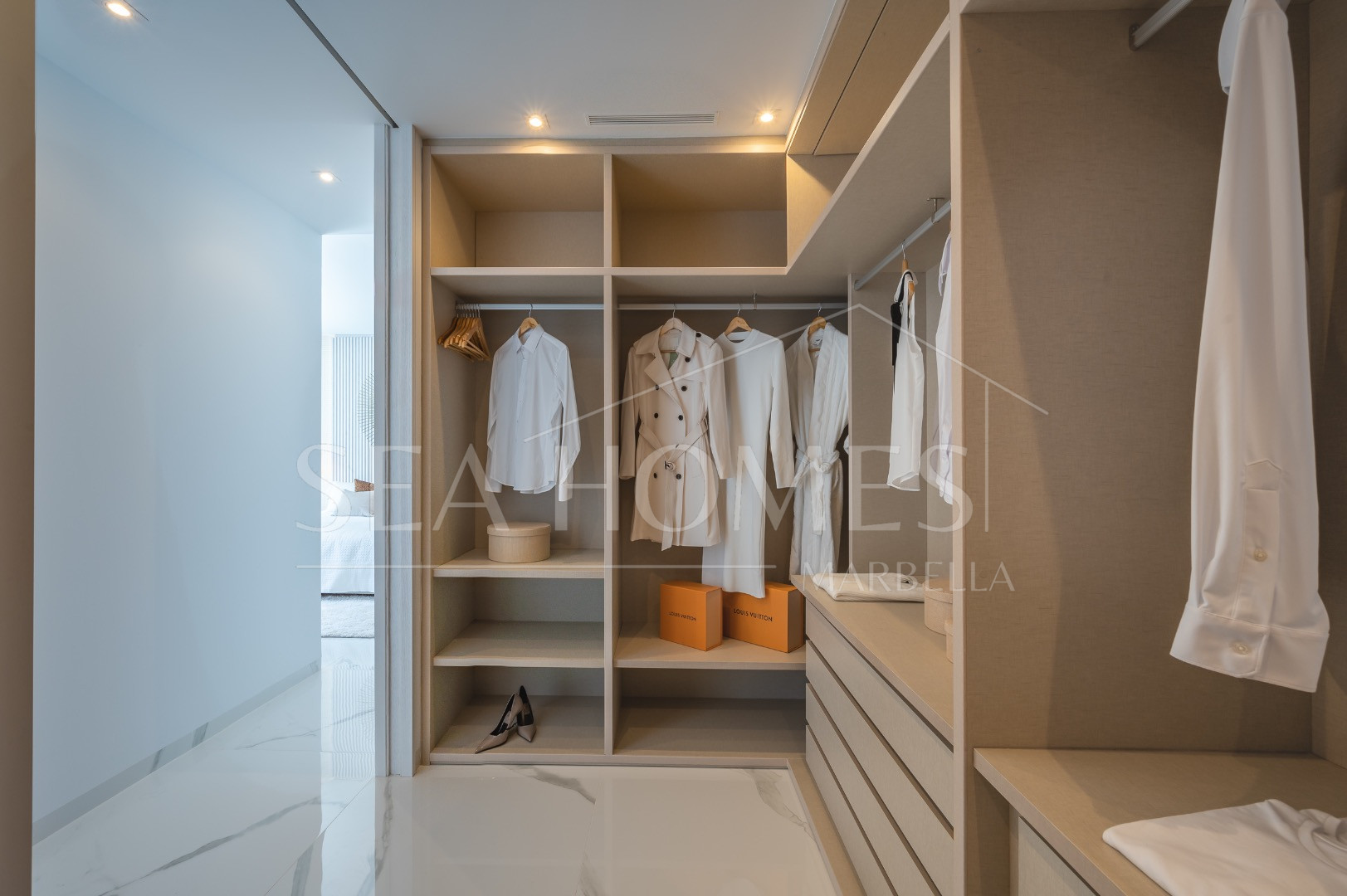 Stunning corner middle floor apartment with panoramic golf & sea views