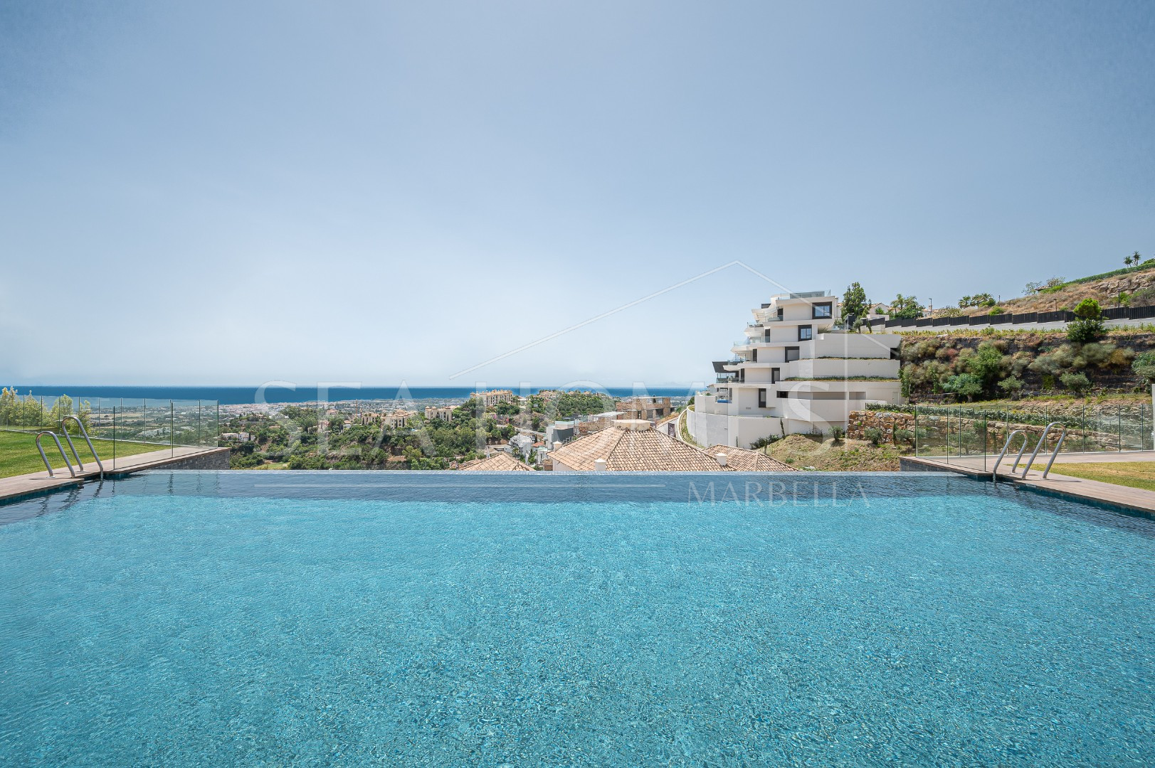 Stunning corner middle floor apartment with panoramic golf & sea views