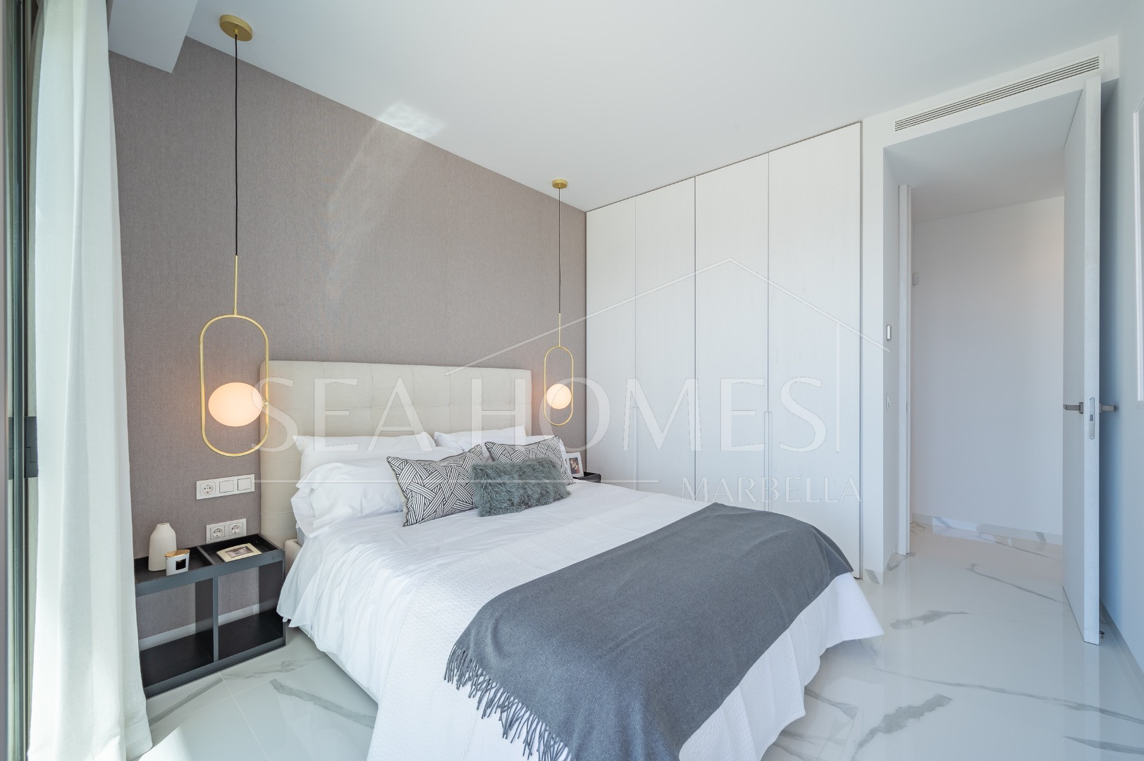 Stunning corner middle floor apartment with panoramic golf & sea views