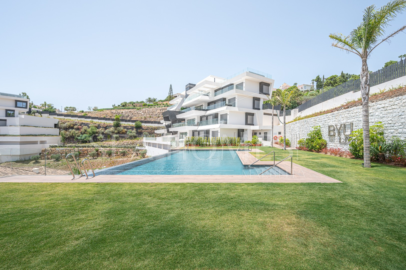 Stunning corner middle floor apartment with panoramic golf & sea views