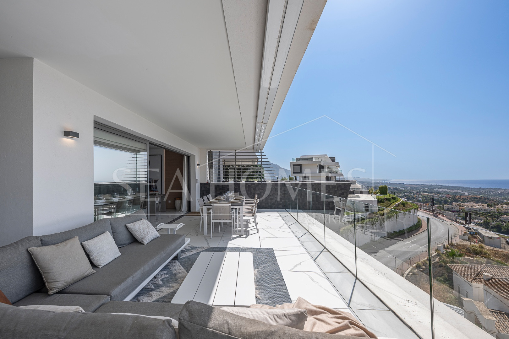 Stunning corner middle floor apartment with panoramic golf & sea views