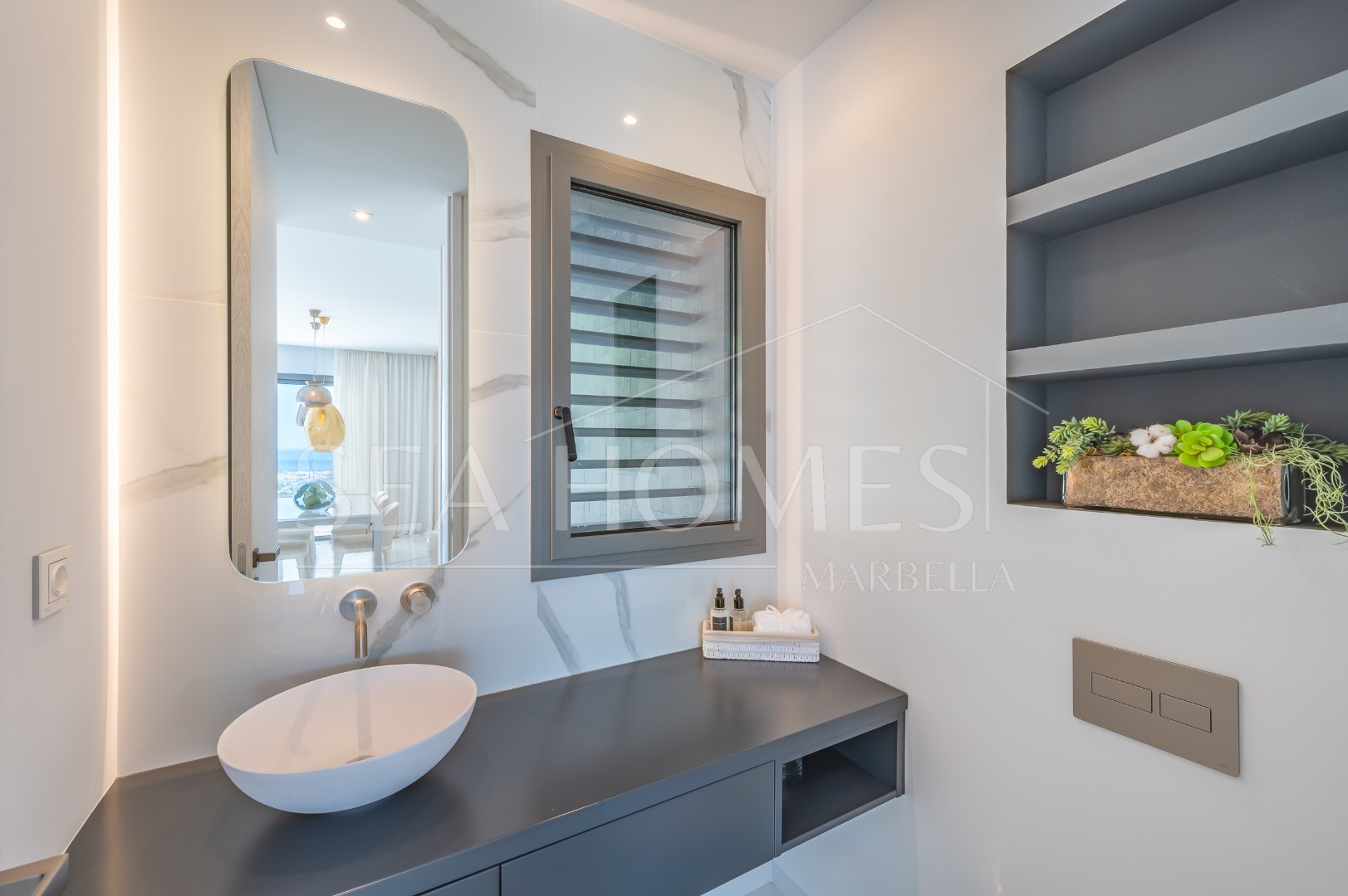 Stunning corner middle floor apartment with panoramic golf & sea views