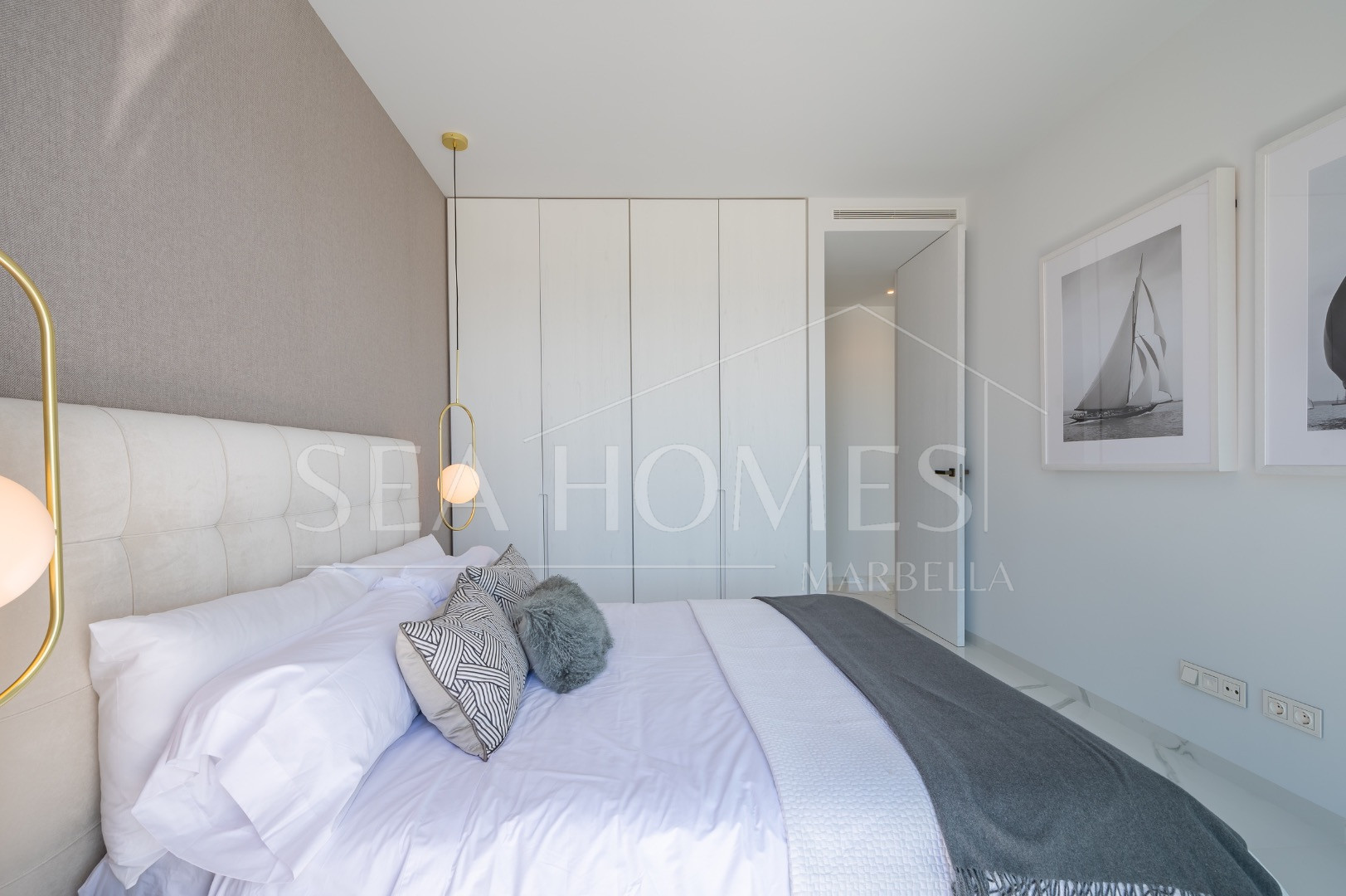 Stunning corner middle floor apartment with panoramic golf & sea views