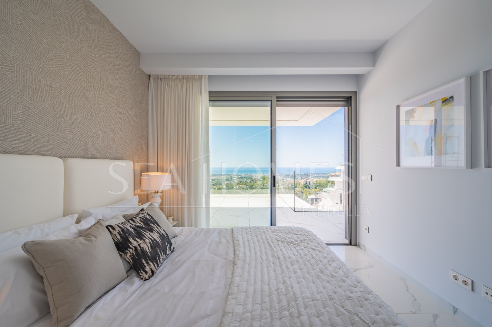 Stunning corner middle floor apartment with panoramic golf & sea views