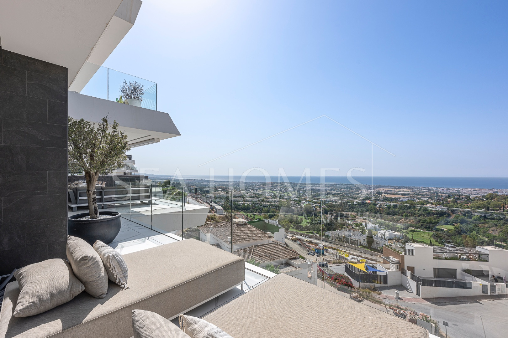Stunning corner middle floor apartment with panoramic golf & sea views