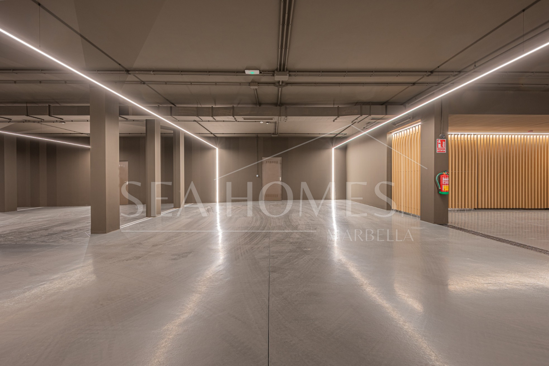 Stunning corner middle floor apartment with panoramic golf & sea views