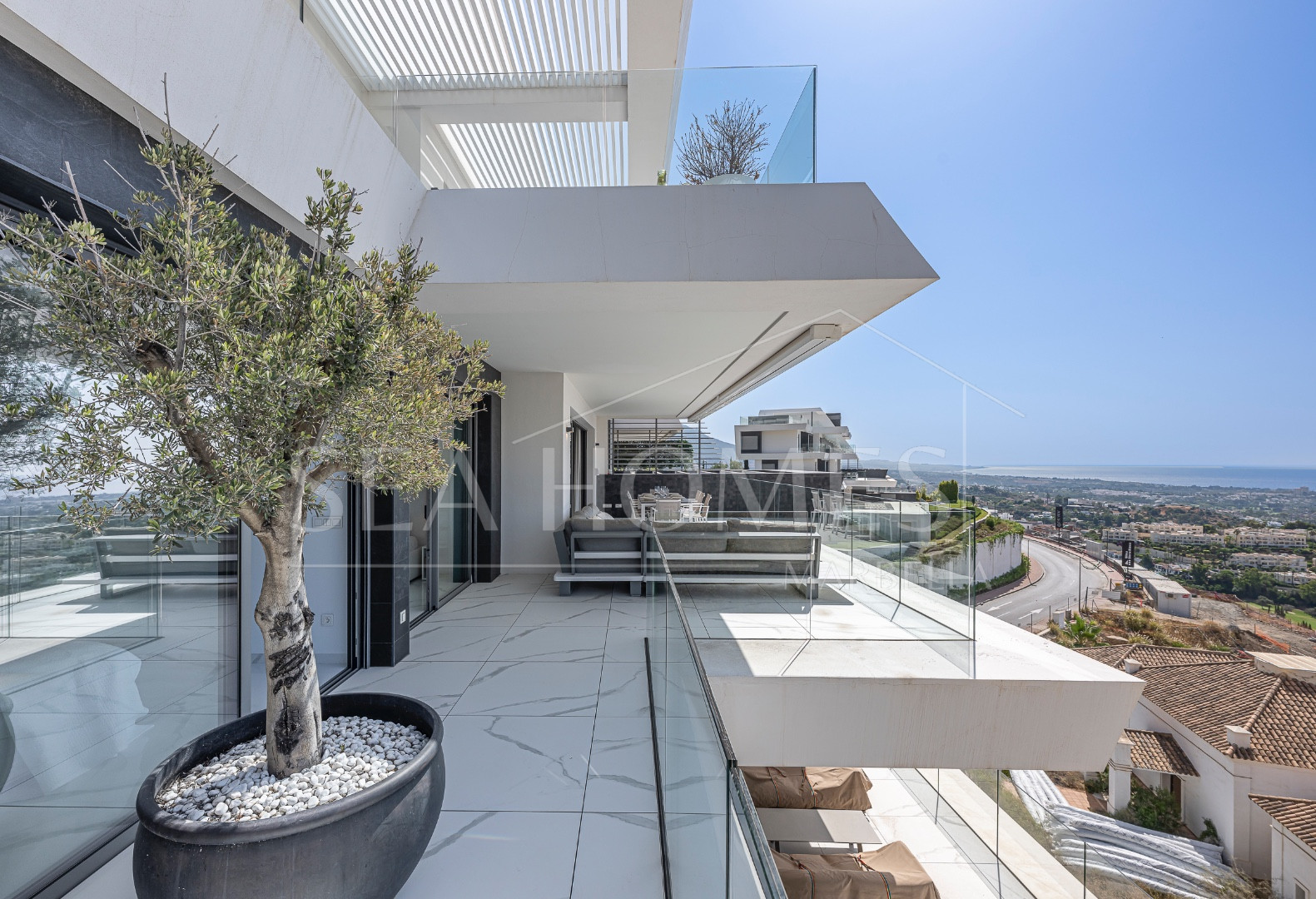 Stunning corner middle floor apartment with panoramic golf & sea views