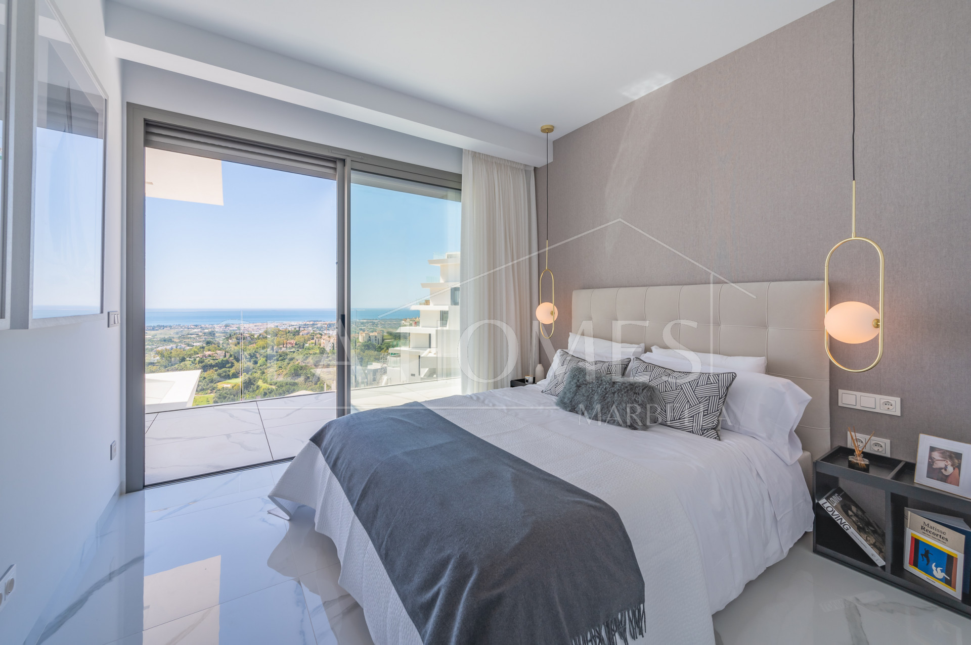 Stunning corner middle floor apartment with panoramic golf & sea views