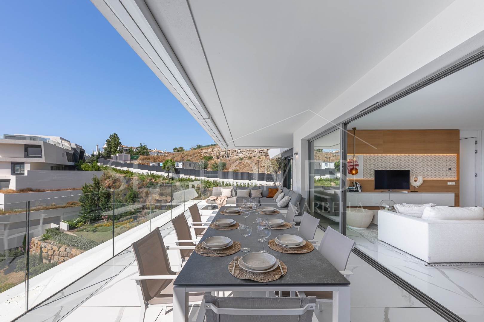 Stunning corner middle floor apartment with panoramic golf & sea views