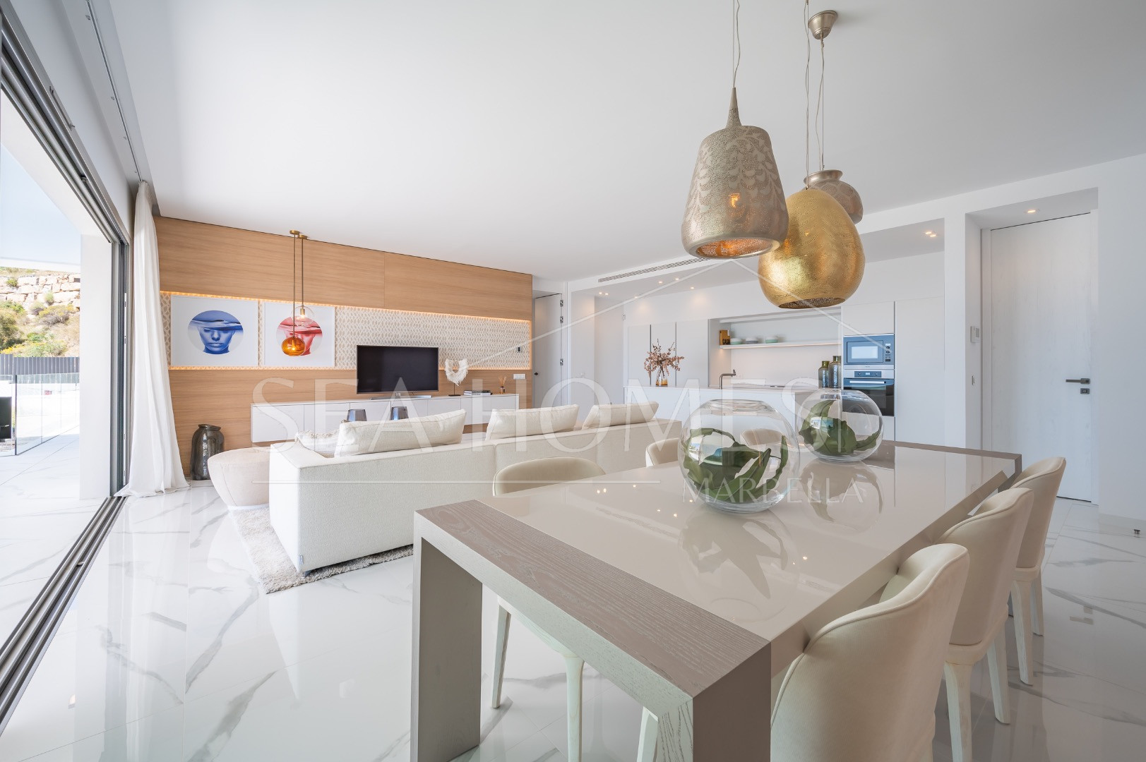 Stunning corner middle floor apartment with panoramic golf & sea views