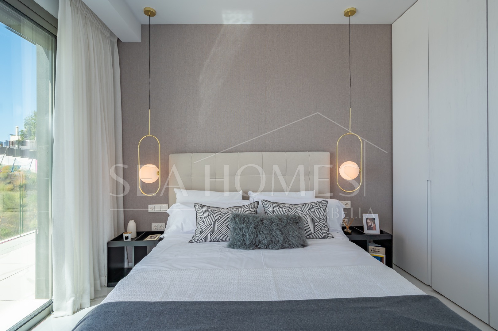 Stunning corner middle floor apartment with panoramic golf & sea views