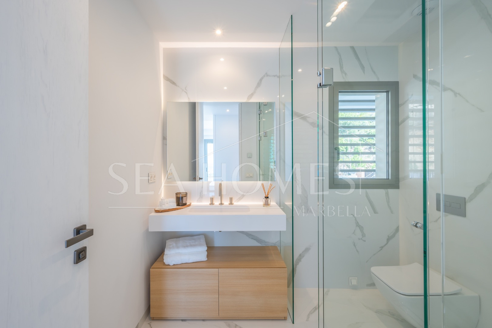 Stunning corner middle floor apartment with panoramic golf & sea views