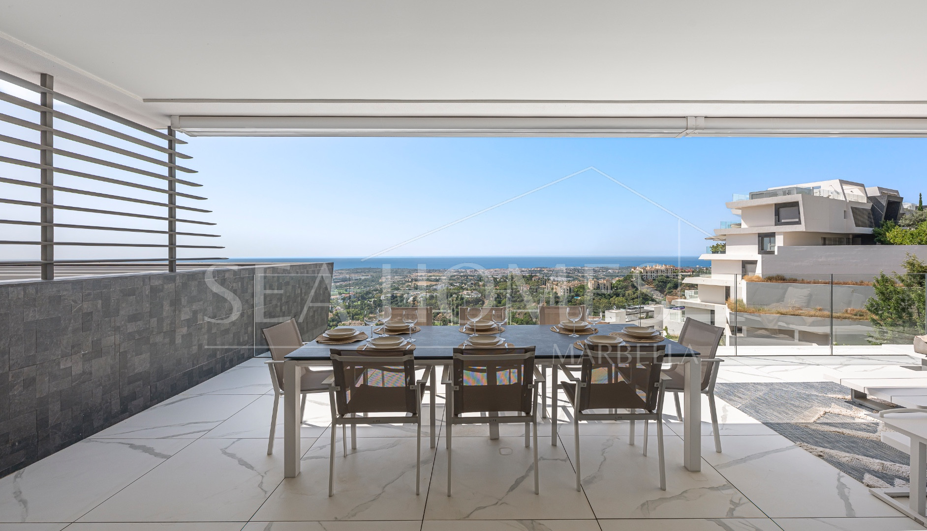 Stunning corner middle floor apartment with panoramic golf & sea views