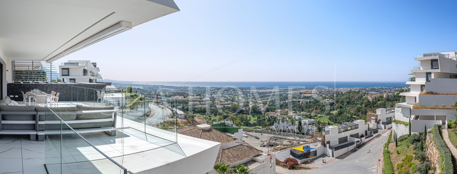 Stunning corner middle floor apartment with panoramic golf & sea views